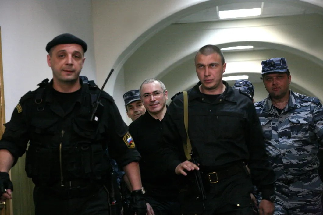 Михаил Ходорковский под арестом в время одного из многочисленных судебных заседаний по делу ЮКОСа. Фото: Анна Артемьева / «Новая газета»