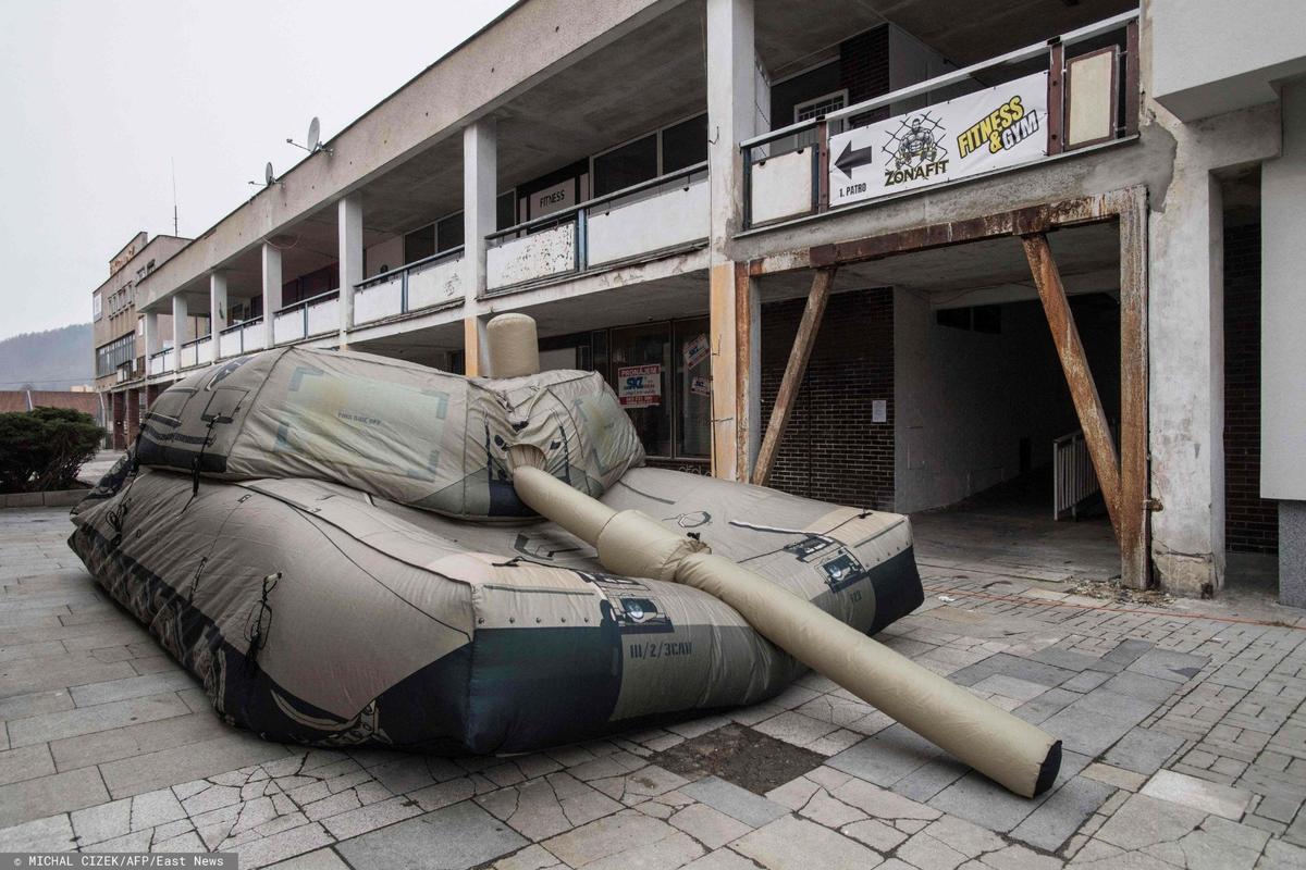 Надувной муляж танка M1 Abrams демонстрируется во время пресс-презентации в Дечине, Чехия. Фото: MICHAL CIZEK / AFP / East News