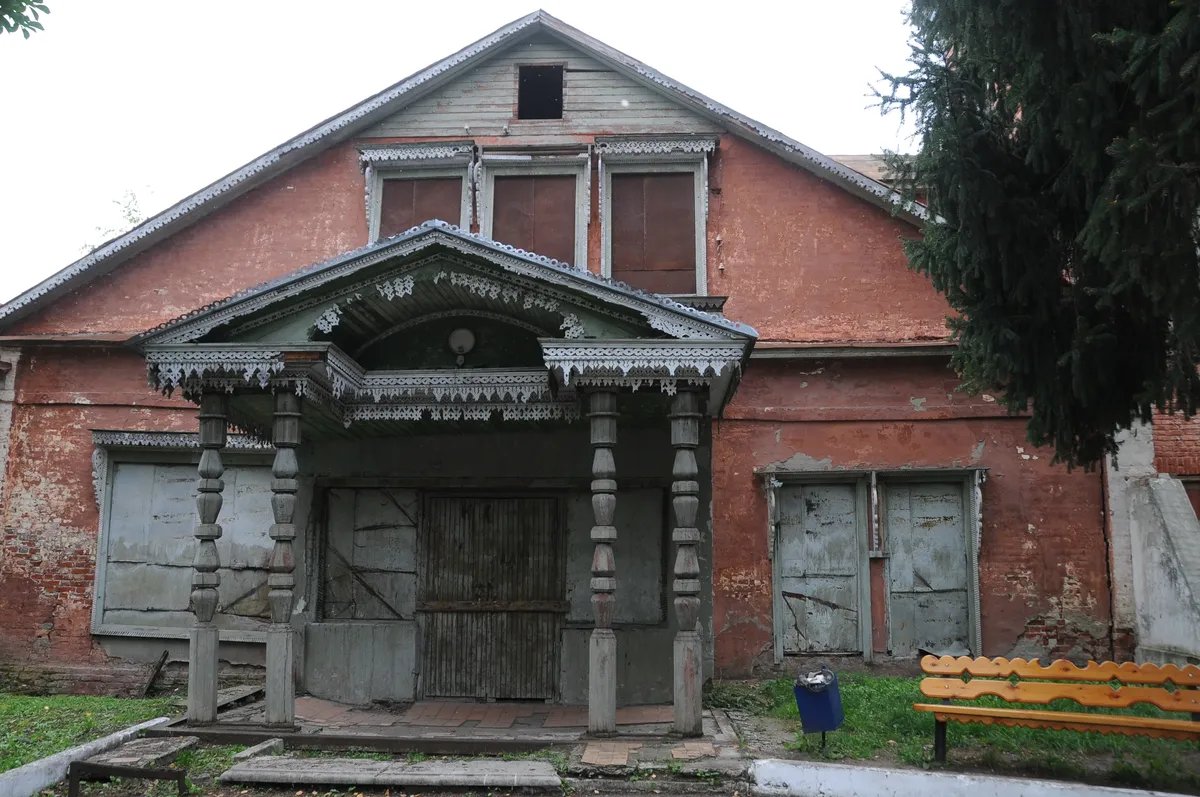Так выглядел дом хозяина усадьбы 10 лет назад. Фото: Надежда Андреева / «Новая газета»