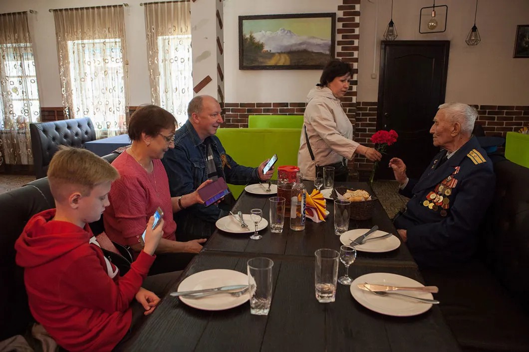 Георгий Александрович с родственниками в кафе. Фото: Елена Лукьянова/ «Новая газета»