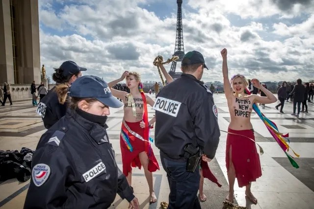 Акция Femen на площади Трокадеро, 2014 год. Фото: EPA