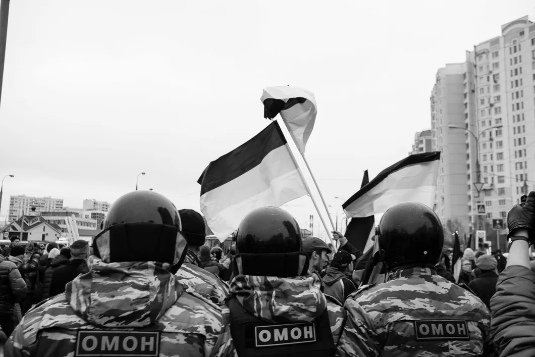 Полиция выдавливает часть людей за пределы проведения шествия. Фото: Антон Карлинер, специально для «Новой газеты»