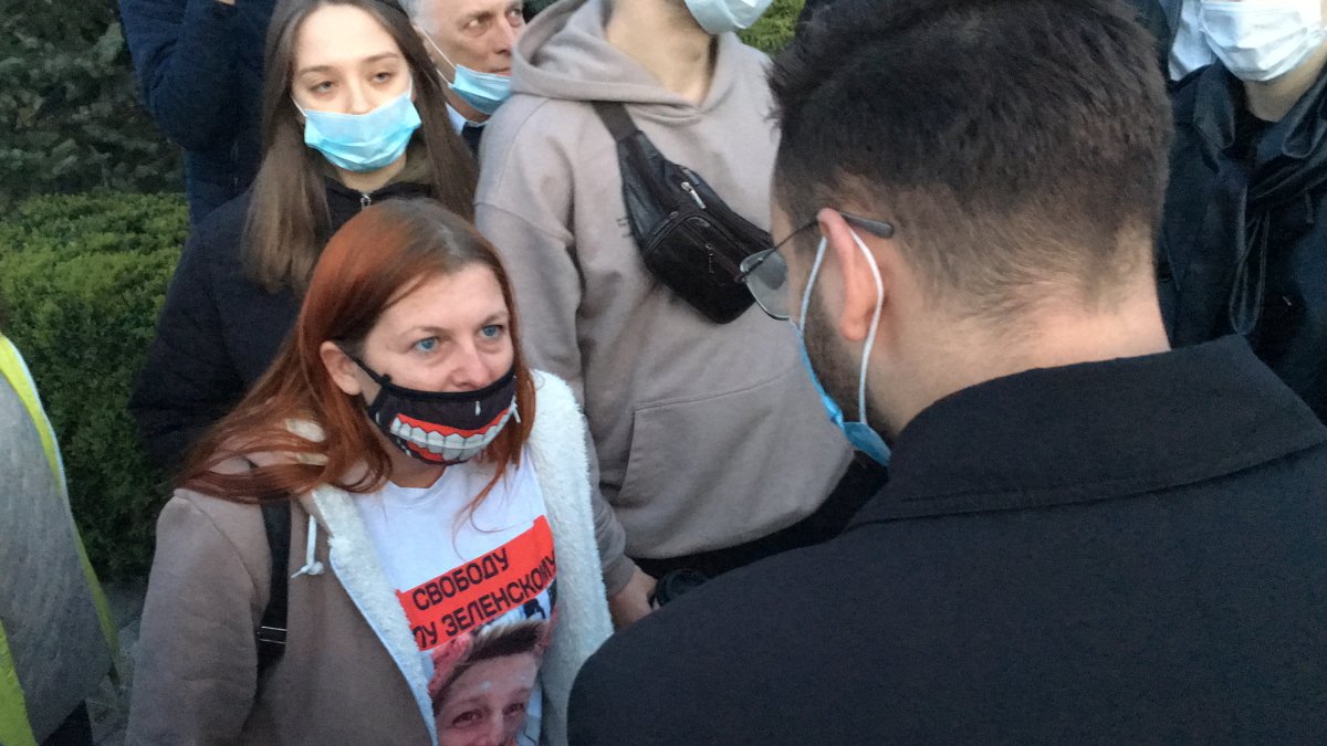 Пропагандист из «Единой России» пытается убедить протестующую, что сажать людей за твиты — это нормально. Фото: Анастасия Смирнова
