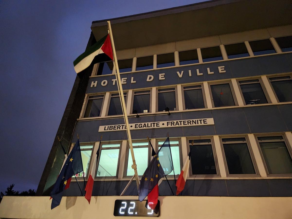 Палестинский флаг на мэрии парижского пригорода Банё, вечером 22 сентября, 2025 года. Фото: Юрий Сафронов / «Новая газета»