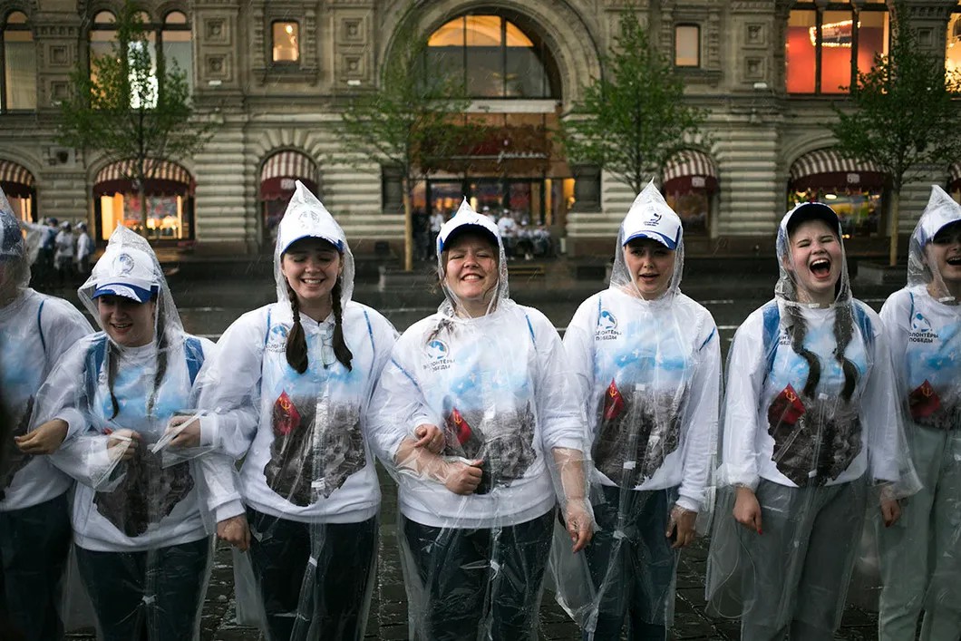 Волонтеры на Красной площади поздравляют собравшихся с Днем Победы. Фото: Влад Докшин / «Новая газета»
