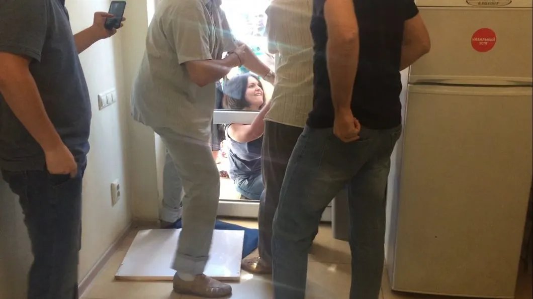 Фатима Динаева пытается попасть в штаб политика Алексея Навального \ Фото: команда Навального в Краснодаре