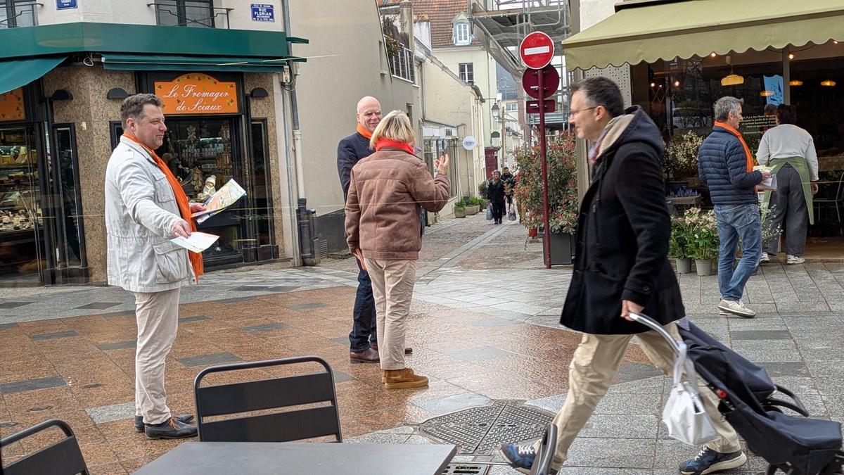 Агитация в пригороде Парижа. Фото: Юрий Сафронов / «Новая газета»