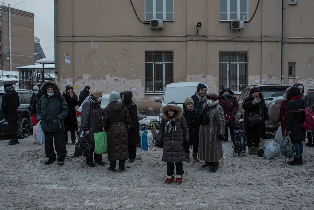 Бездомные в очереди за едой. Фото: Виктория Одиссонова / «Новая»