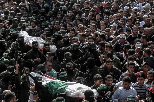Палестинцы хоронят погибших в результате израильских обстрелов. Фото: Reuters