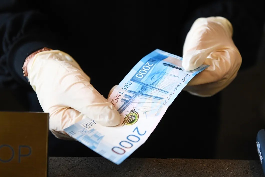 Власти придумают и другие способы ограничить отток валюты — например, изъять наличные под предлогом коронавируса. Фото: РИА Новости