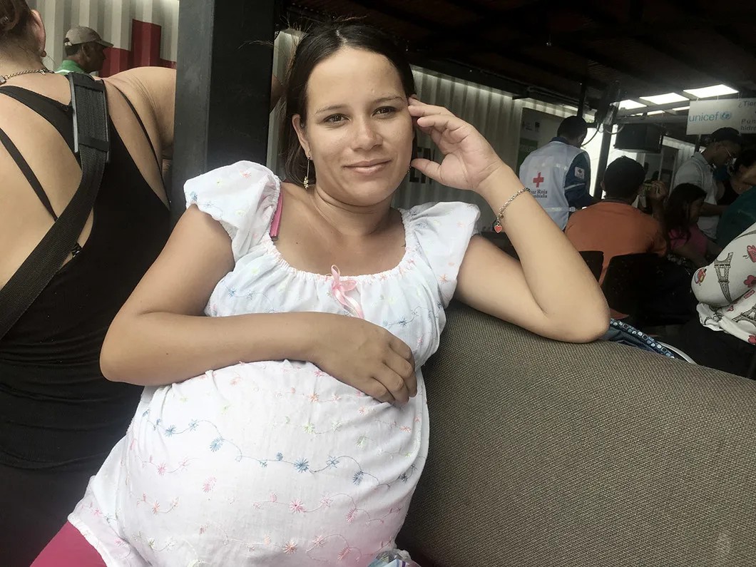 Беременная венесуэка в очереди перед миграционной службой. Кукута, Колумбия. Фото: Елена Костюченко / «Новая газета»