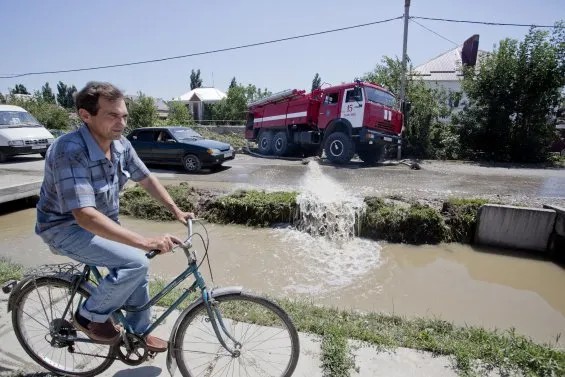 Засорение рек и городских каналов увеличило силу наводнения в Крымске / Фото Евгения Фельдмана