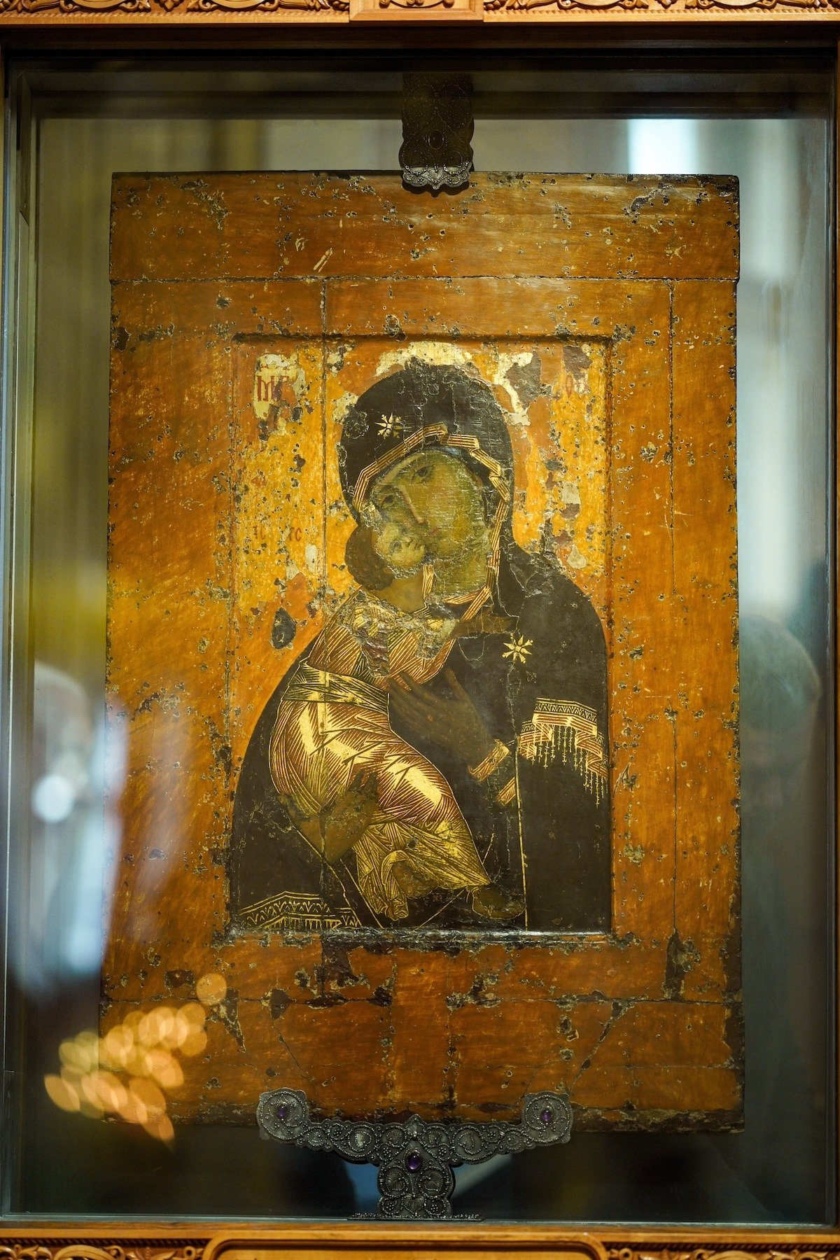 Икона Богоматерь Владимирская в киоте-витрины музейного храма в Толмачах. Фото Олега Варова, журнал «Фома»