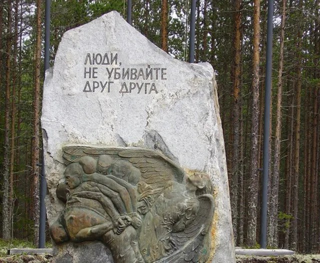 Памятник в Сандормохе. Фото: Ирина Тумакова /«Новая газета»