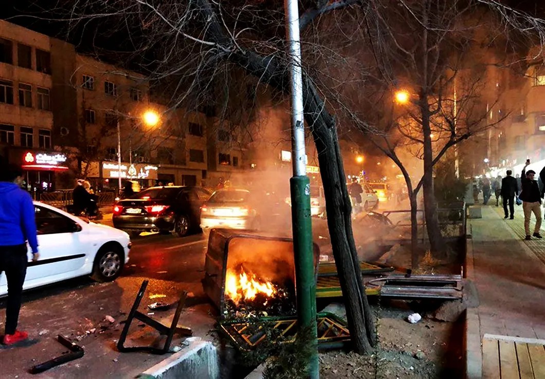 Следы беспорядков на улице Тегерана 30 декабря. Фото: Abaca Press/TASS