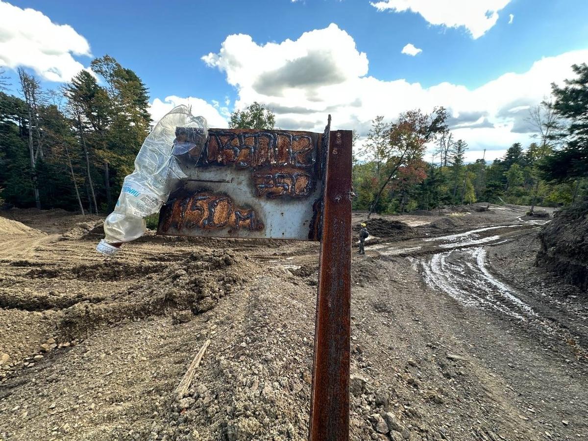 На участке «Глухое» в охранной зоне оставляет следы тяжелая техника, рабочие разметили территорию. Фото: Валерия Федоренко / «Нвоая газета»