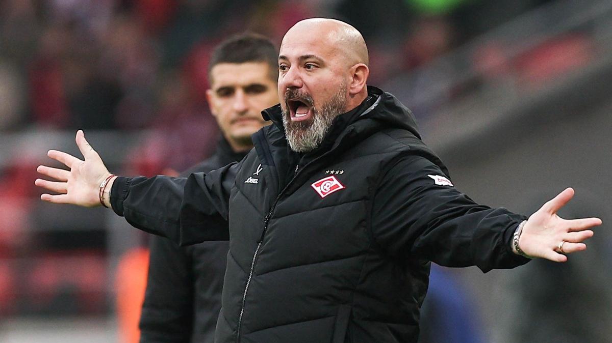 На красно-белом полустанке…