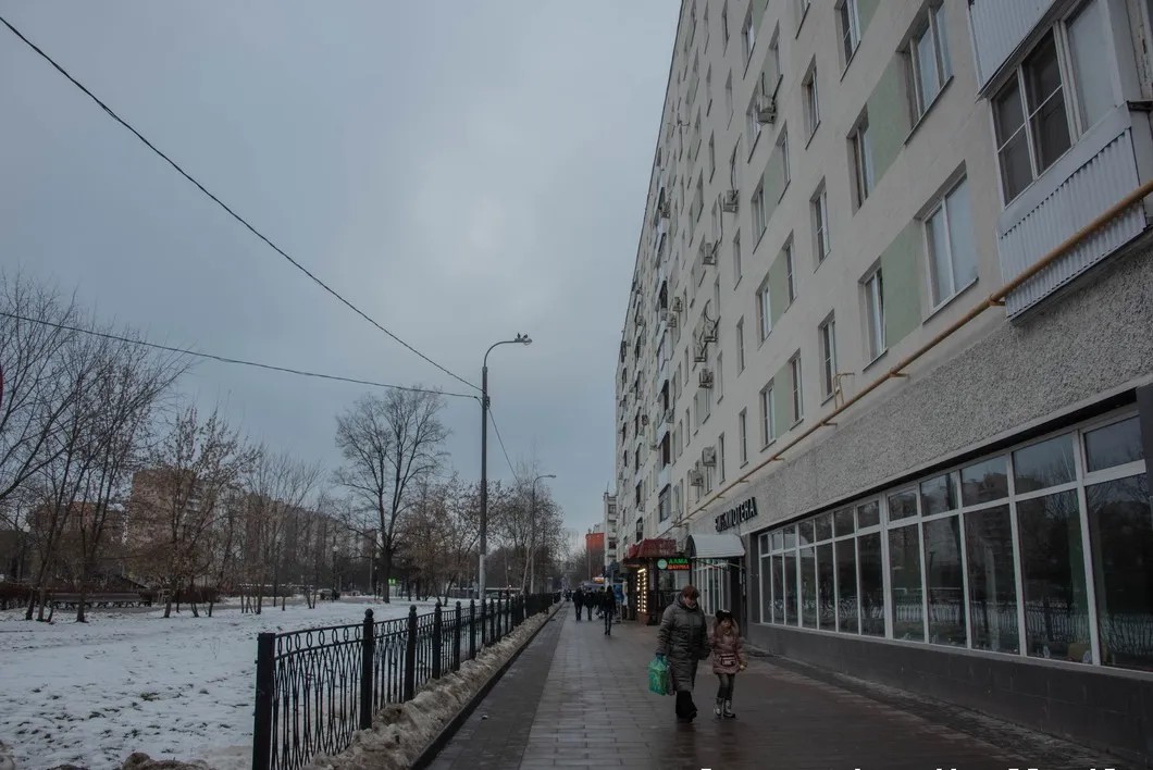 Слева — сквер рядом с метро Сходненская, справа — дом по адресу Химкинский бульвар 16к1. Расстояние между ними сейчас около 20 метров. Фото: Виктория Одиссонова / «Новая газета»