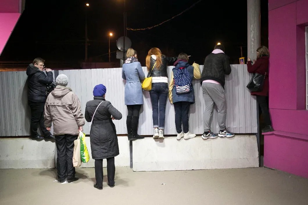 Ночь. Забор вокруг стройки московской хорды. Фото: Татьяна Флегонтова / ТАСС