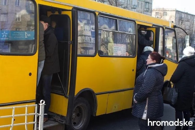 После закрытия метро киевляне пересели на автобусы. Фото: «Громадское»