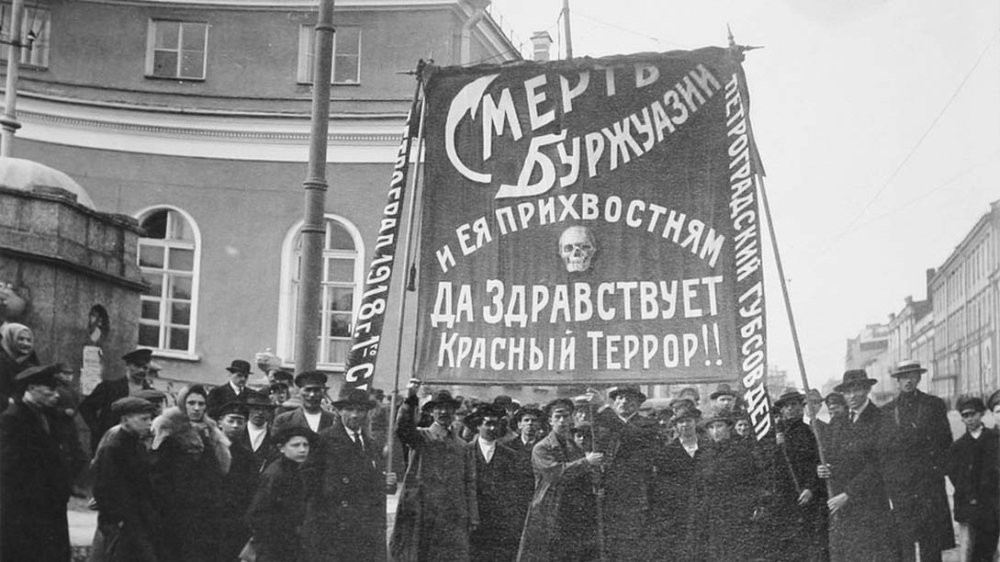 С такими транспарантами выходили в Петрограде на демонстрации в 1918 г.