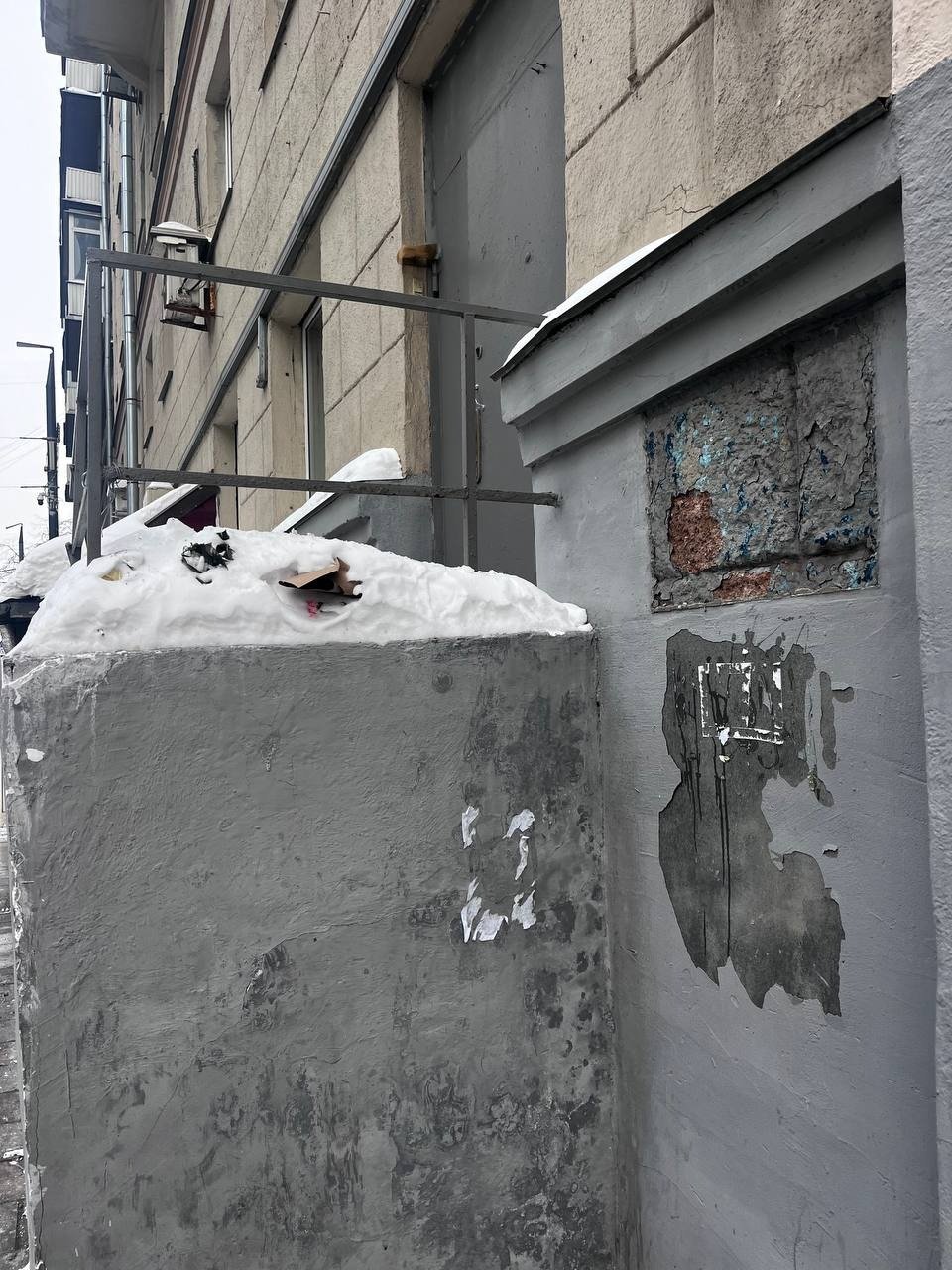 Неофашисты взяли на себя ответственность за уничтожение мемориальной доски на доме, в котором была убита Анна Политковская. Фото: архив