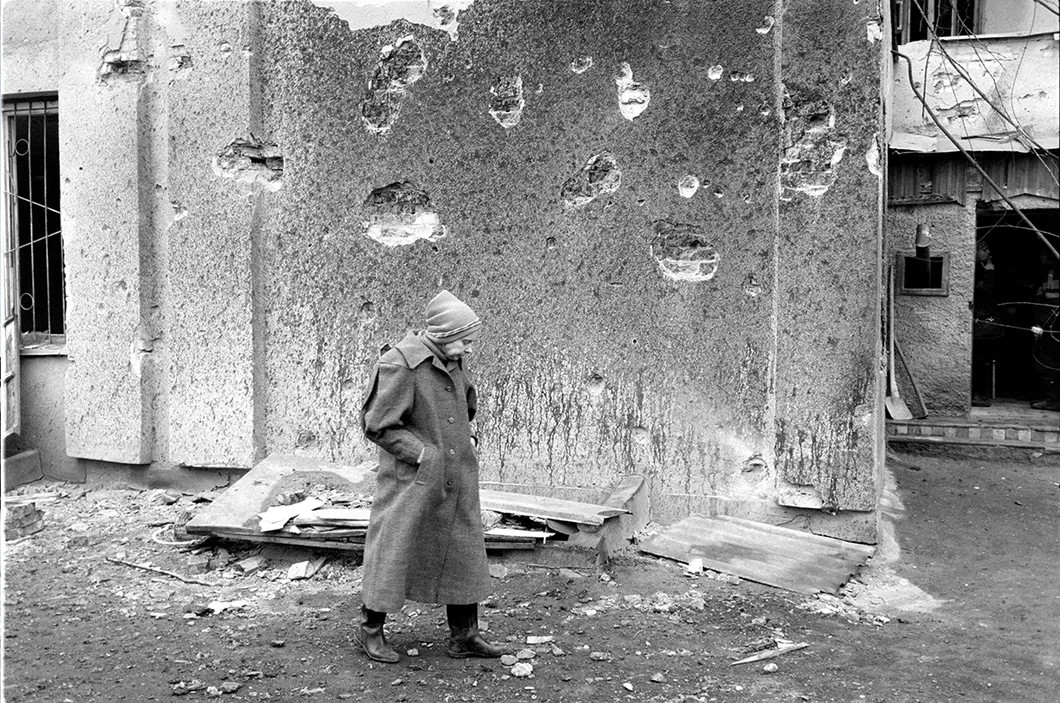 Русская женщина в Грозном, январь 2000 года. Фото: Юрий Козырев / «Новая газета»