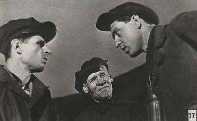 1938. Алексей Стаханов беседует со старыми товарищами по работе. Источник: Википедия