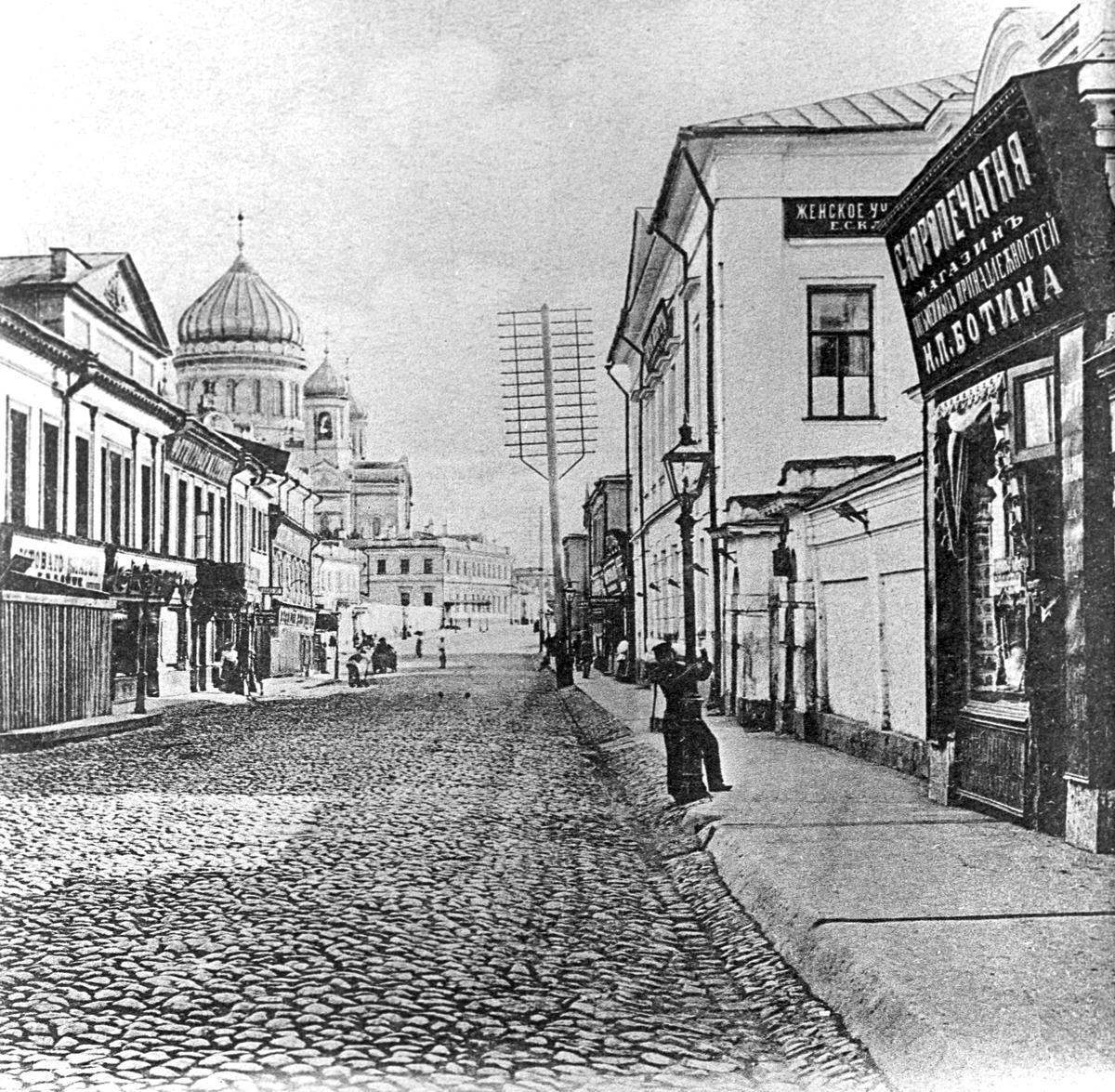 Репродукция открытки начала XX века с изображением улицы Волхонки. Фото: РИА Новости