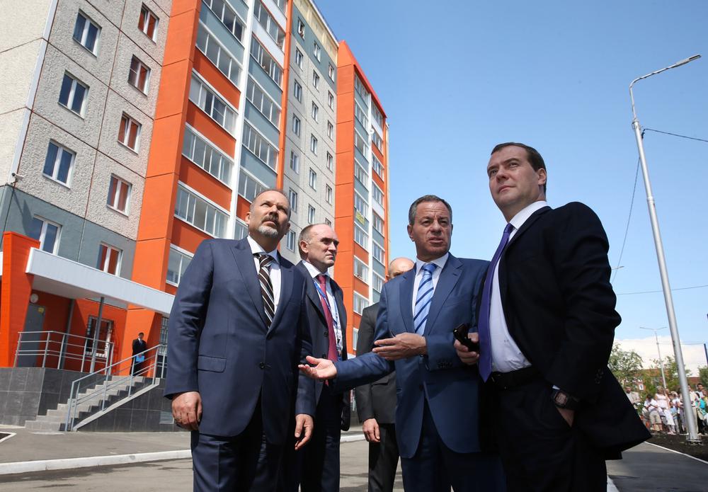Июнь 2014 года. Бывший премьер-министр Дмитрий Медведев осматривает строящийся микрорайон «Академ Riverside» в Челябинске. Фото: РИА Новости