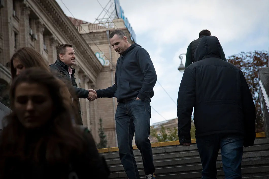 Passers-by stop Oleg Sentsov to shake his hand. Photo by Anna Artemyevа, Kiev
