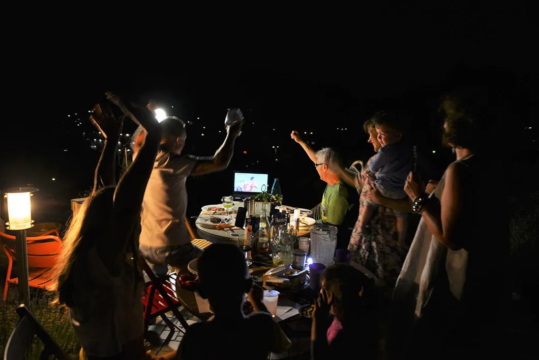 Семья отмечает день рождения за просмотром матча в своем дворе. Коктебель. Фото Надя Матвеева/ специально для «Новой»