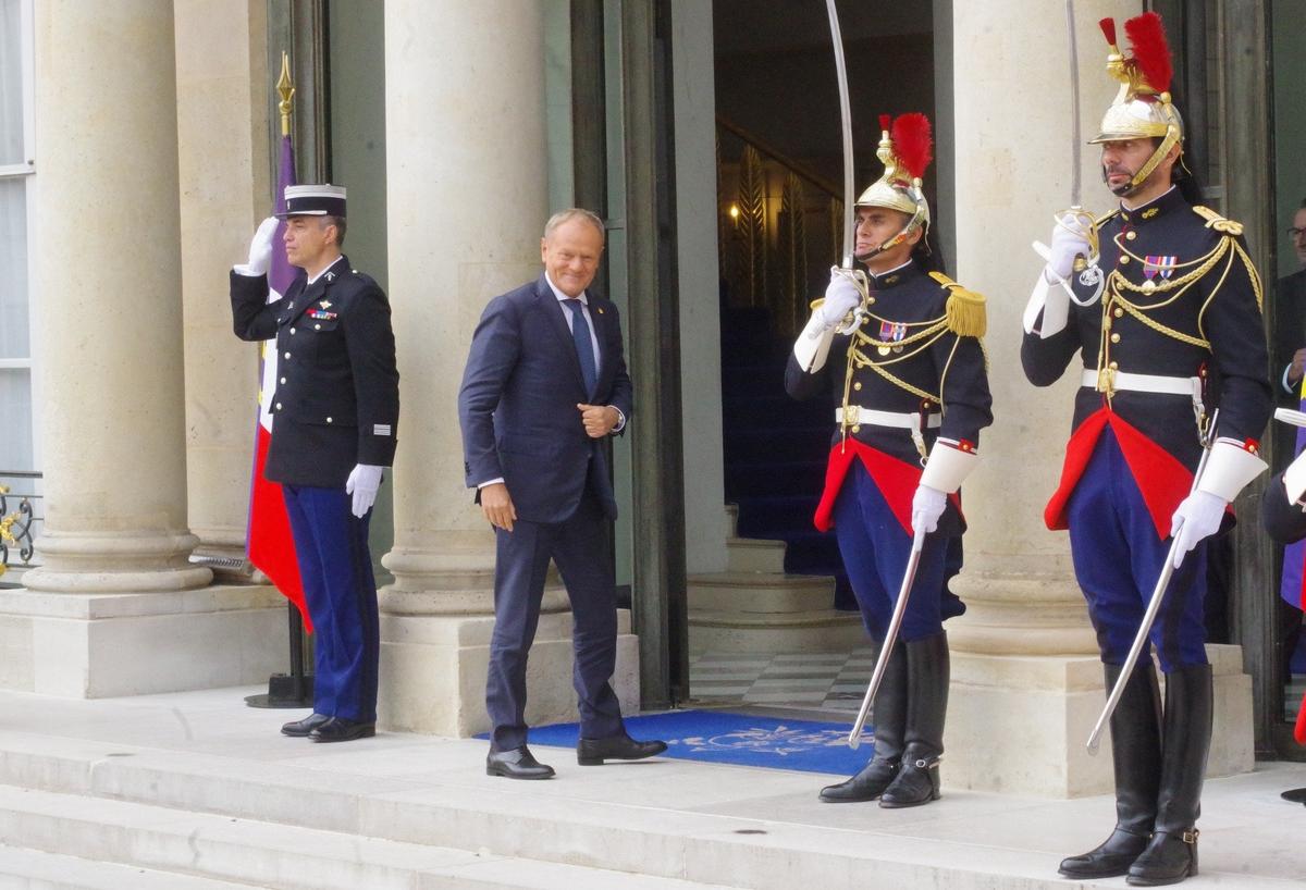 Премьер Польши Туск — один из тех, кто тоже прибыл сегодня на встречу с Макроном и Зеленским лично. Фото: Юрий Сафронов / «Новая газета»