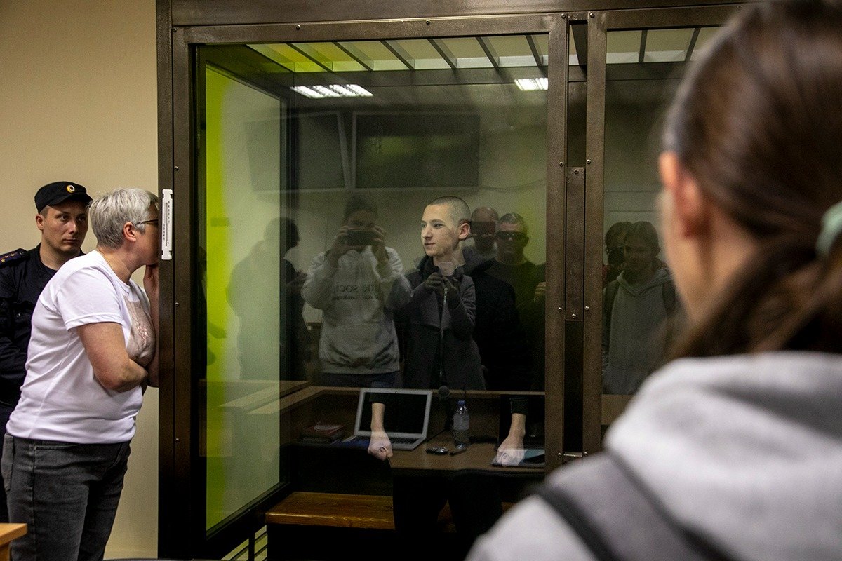 Татьяна Балазейкина и Егор в суде. Фото: Алексей Душутин / «Новая газета»