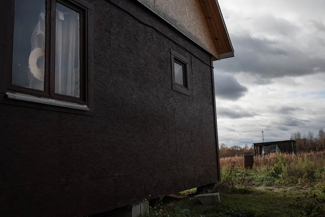 Дом, в котором жила Алена и волонтеры. В окне слева виден венок с двумя тряпочными птицами. Фото: Виктория Одиссонова / «Новая»