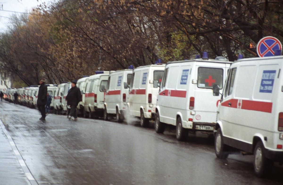 Вереница скорых у Театрального центра на Дубровке, захваченного террористами. 23 октября 2002 года. Фото: Федор Савинцев / ИТАР-ТАСС