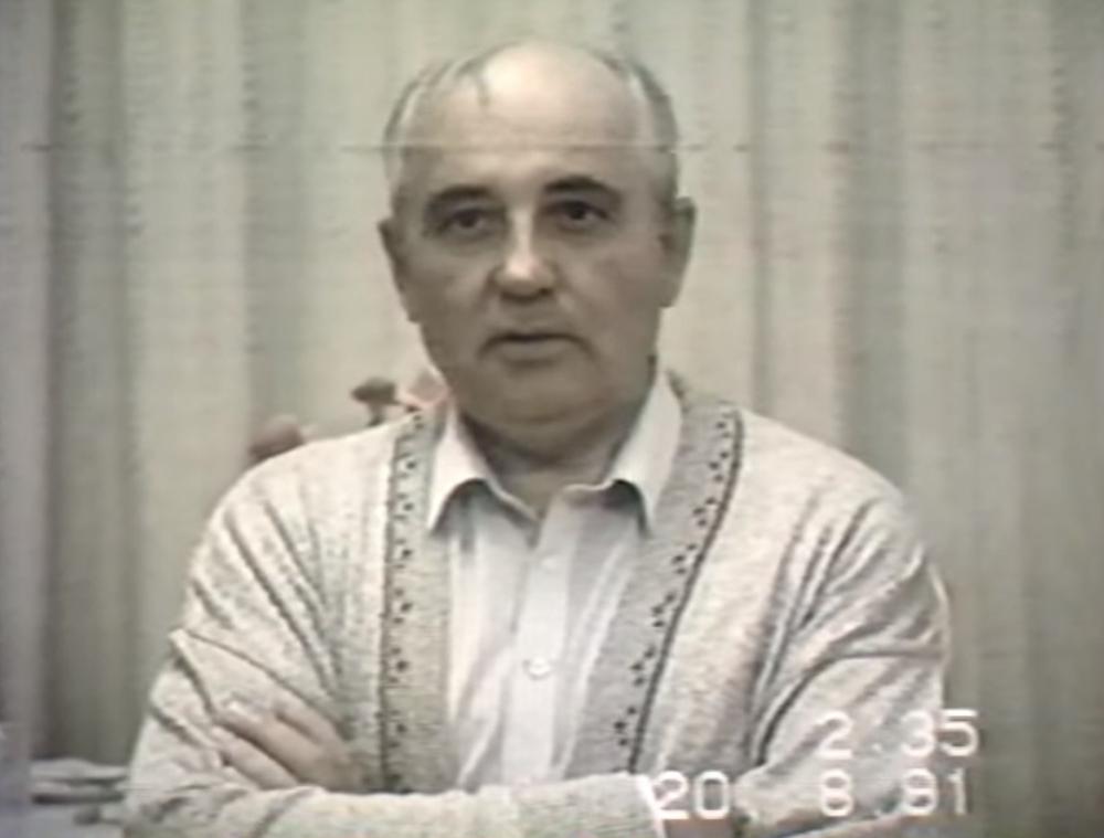 Михаил Горбачев записывает ночное обращение из изоляции в Форосе 20 августа 1991 года, посмотрев пресс-конференцию ГКЧП. Видео будет опубликовано позднее программой «Взгляд»