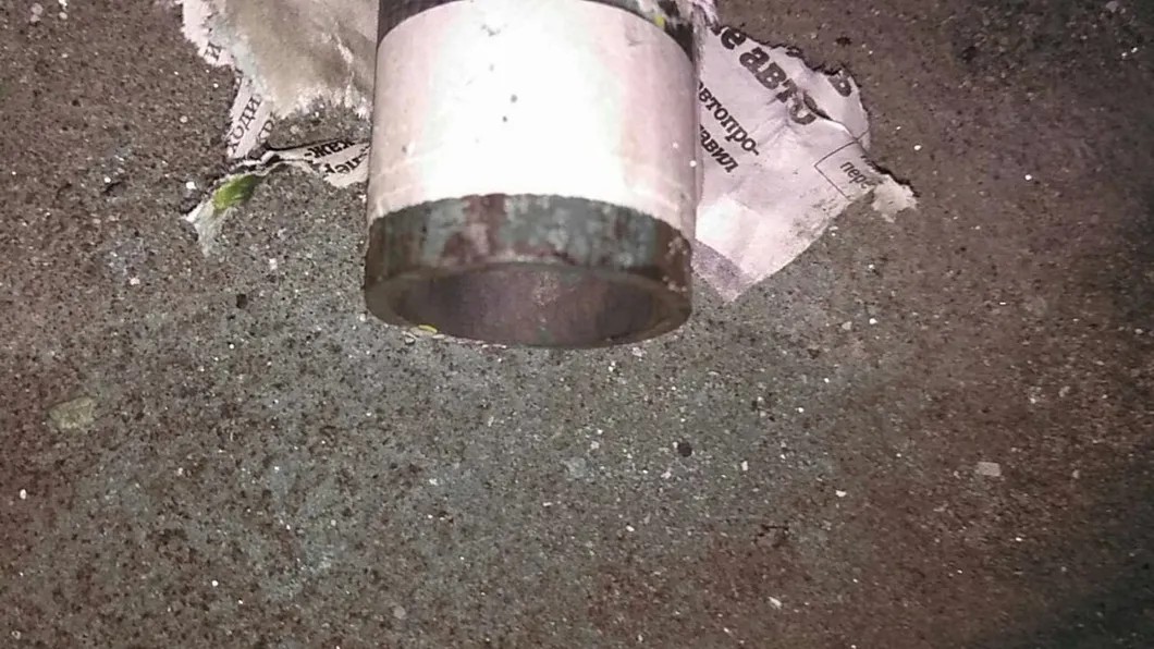 Этот обернутый в газету обрез трубы был брошен рядом с местом нападения на Николая Ляскина. Фото: Twitter