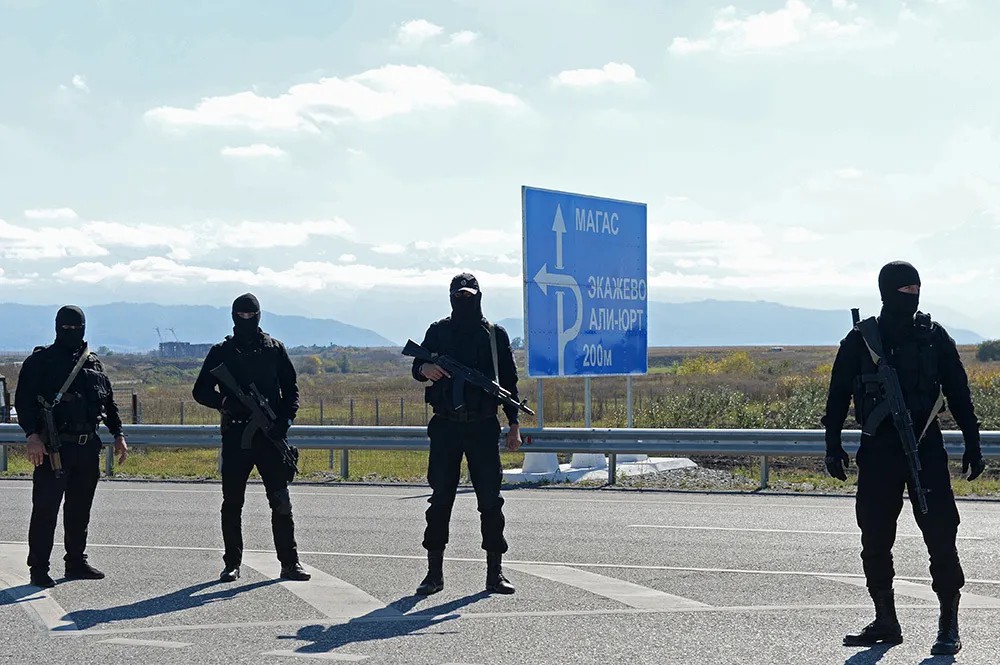 Сотрудники правоохранительных органов на въезде в Мигас (2018). Фото: Саид Царнаев / РИА Новости
