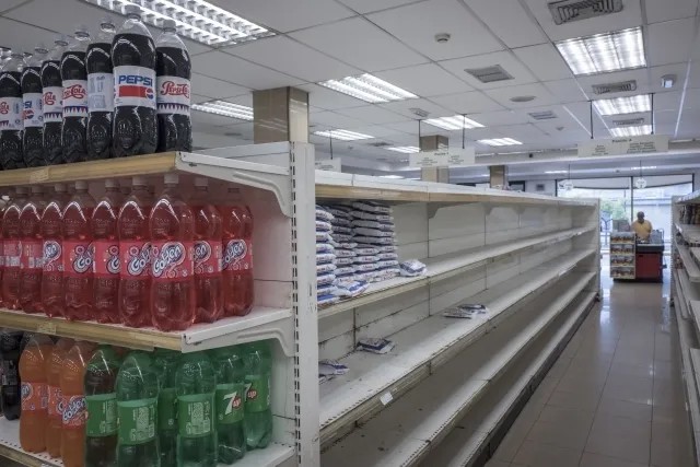 Пустые полки магазина в Каракасе. Фото: Zuma / ТАСС