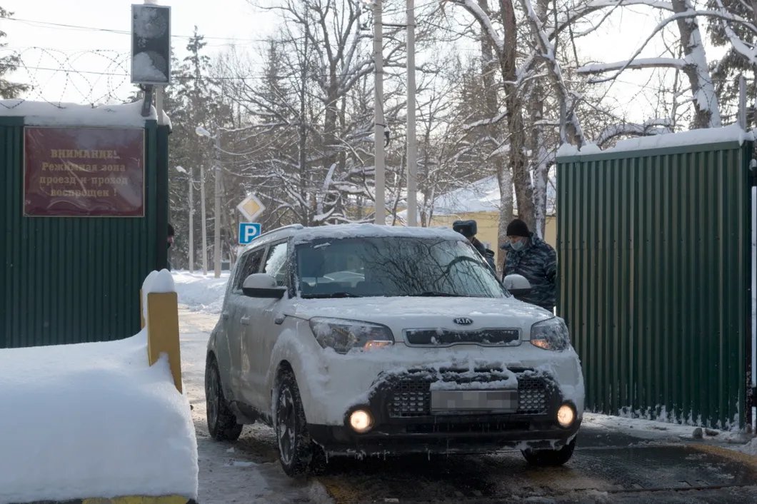 Ворота в спецприемник в Сахарово. Фото: Светлана Виданова / «Новая газета»