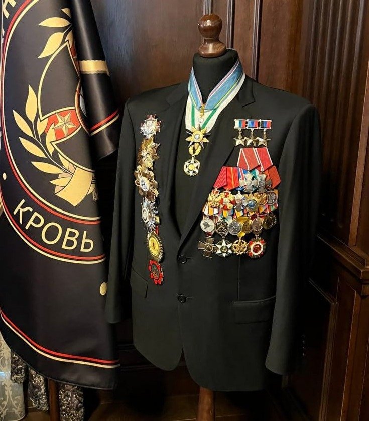Парадный пиджак Евгения Пригожина, обнаруженный при обыске его резиденции. Фото: телеграм-канал «Фонтанка»