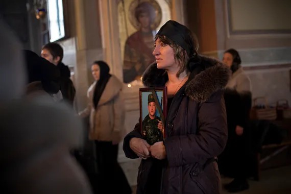 Елена Шерер с портретом сына на панихиде по солдатам, погибшим в мирное время. Фото: Анна Артемьева / «Новая газета»