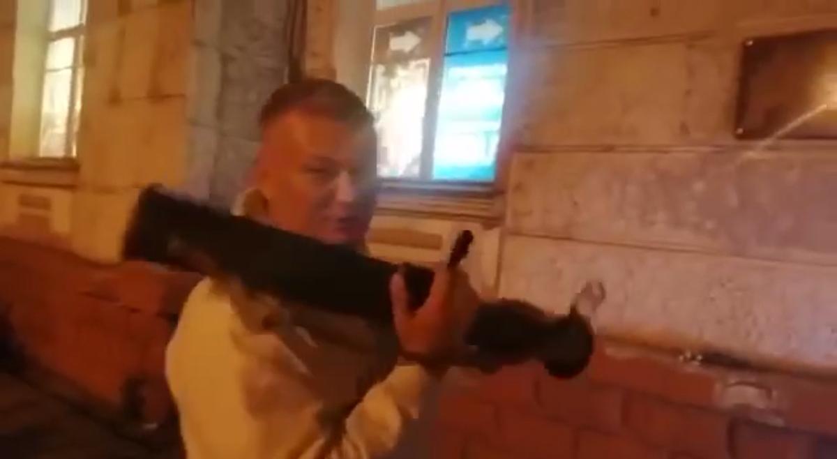 Максим Чихунов с трубой, оформленной как гранатомет, записывает видеоролик