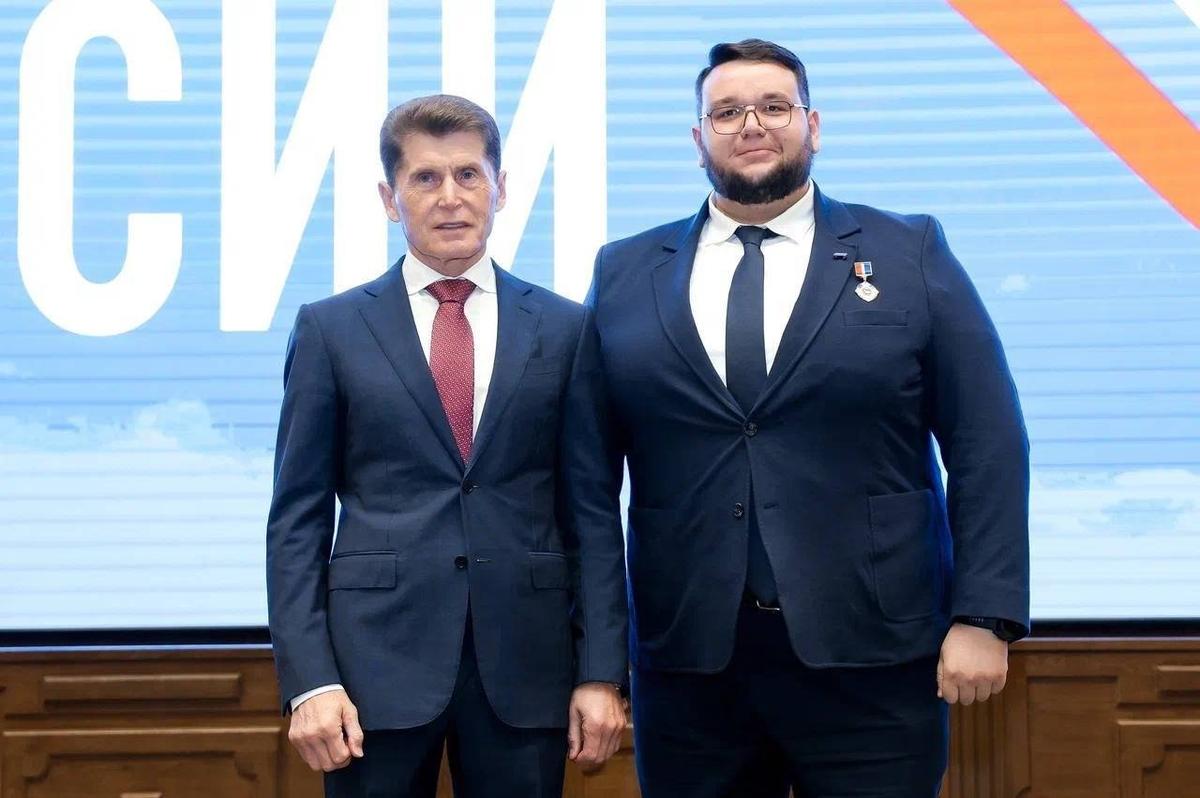 Губернатор Олег Кожемяко (слева) и глава «Молодой гвардии» и доброволец «губернаторского» отряда «Тигр» Юрий Бакуров. Фото: mger.ru