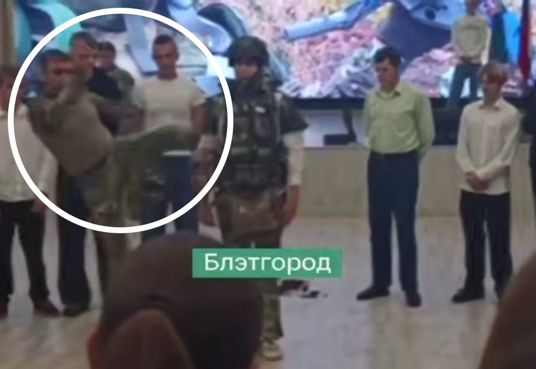 Инструктор бьет ногой школьника в экипировке, демонстрируя ее надежность. Скриншот