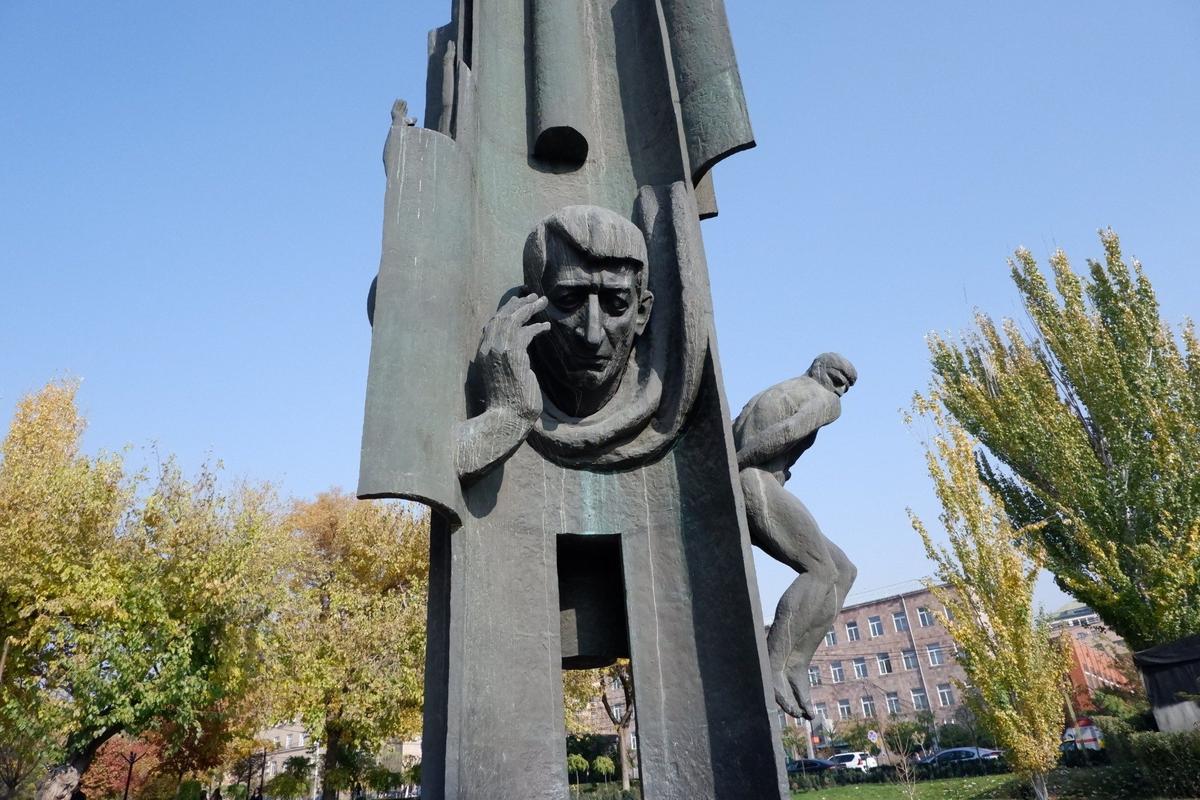 Памятник Чаренцу. Фото: Андрей Новашов