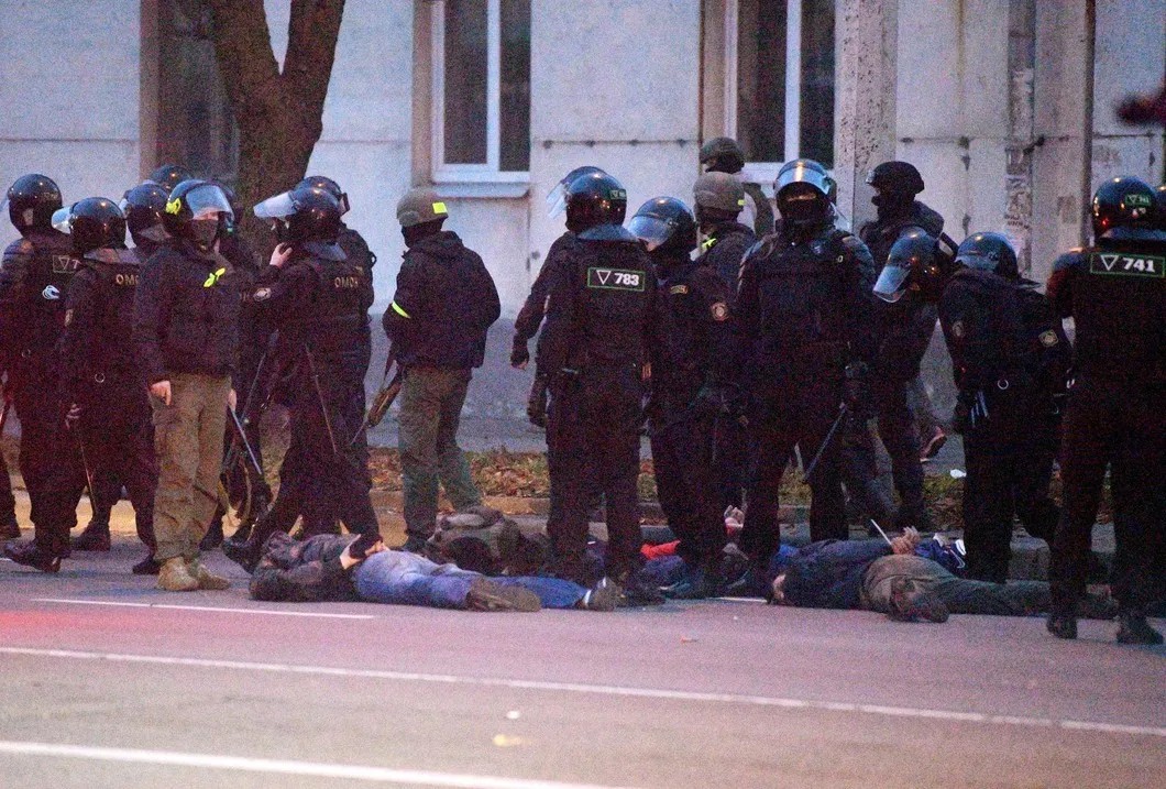Сотрудники милиции задерживают участников акции протеста в Минске, 25 октября 2020 год. Фото: РИА Новости
