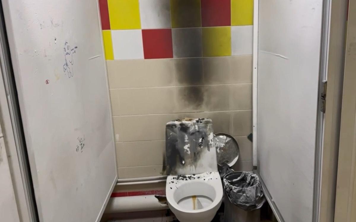 Туалет в 153-й школе. Кадр из видео краевой прокуратуры