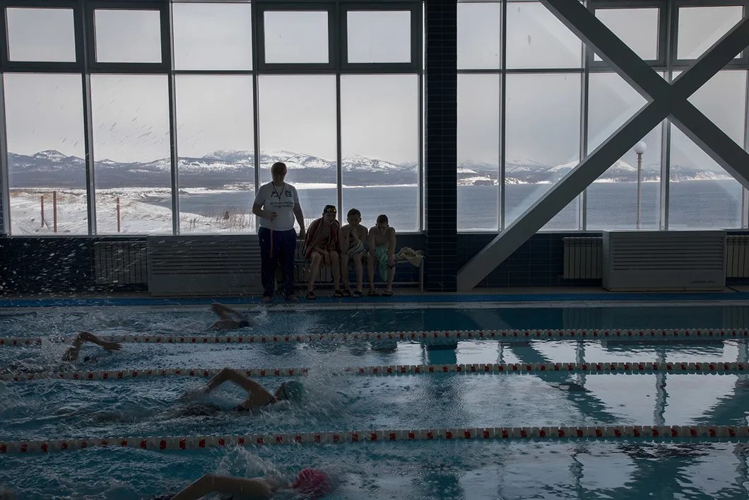 Соревнования по плаванию в спортивно-оздоровительном комплексе «Афалина» в Южно-Курильске. Фото: Анна Артемьева / «Новая»